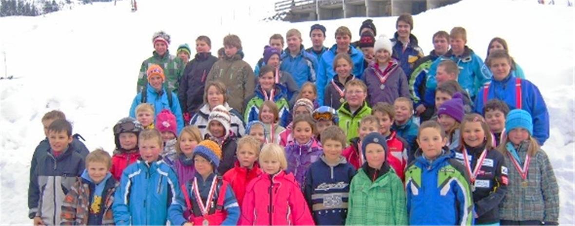 Die Skirennfahrerinnen und Skirennfahrer des Schulkreises Hinteres Diemtigtal.