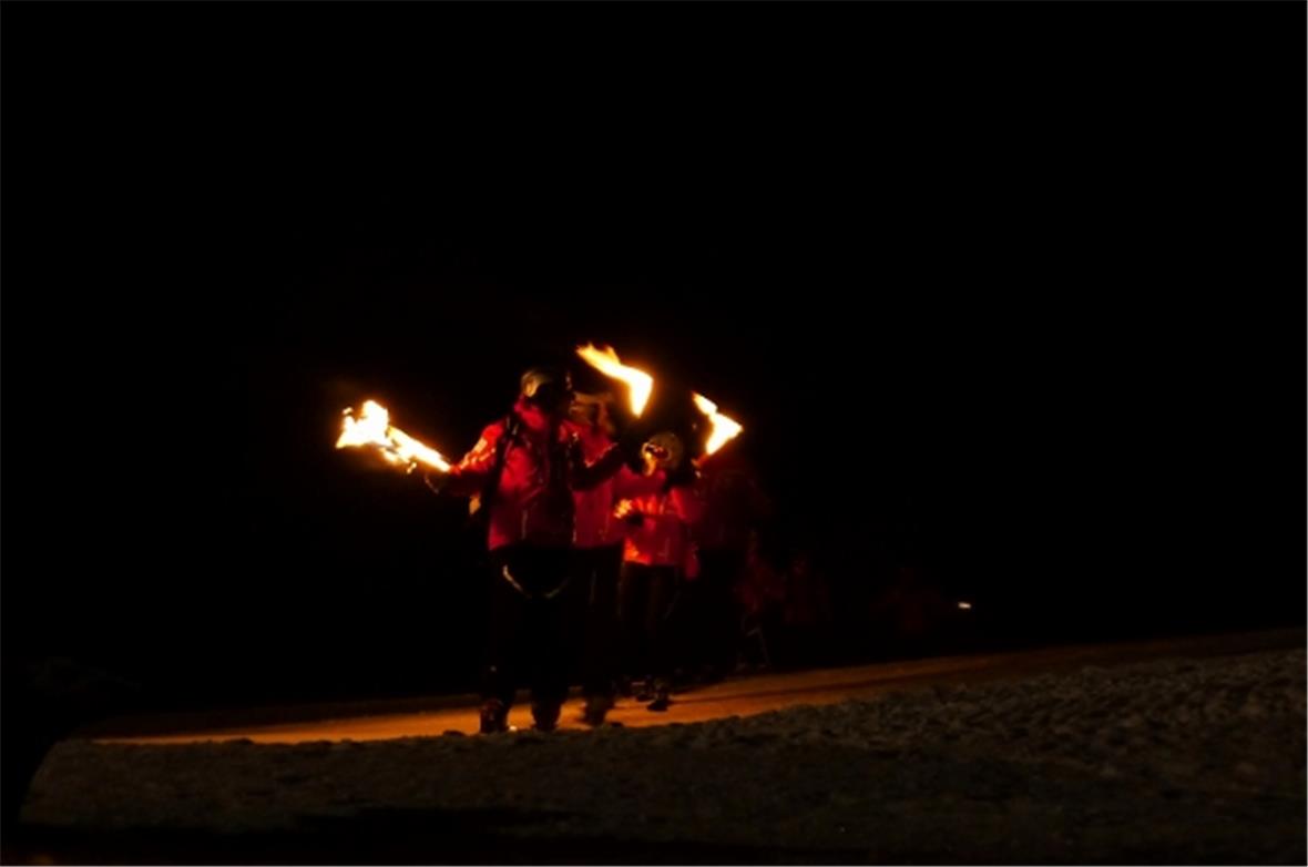 Die Skischul-Lehrer fuhren die Piste mit Fackeln herunter…