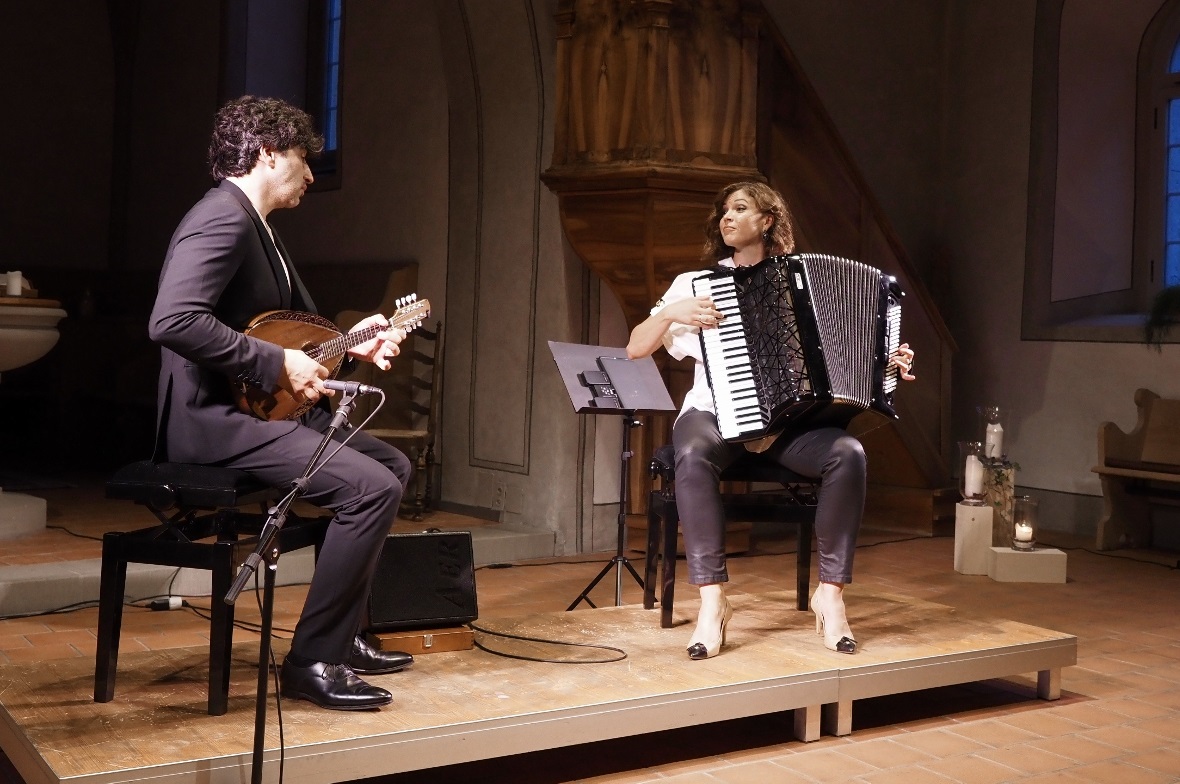 Die Solisten Avi Avital und Ksenija Sidorova begeisterten mit ihrem fantastischen Zusammenspiel auf ihren Instrumenten.