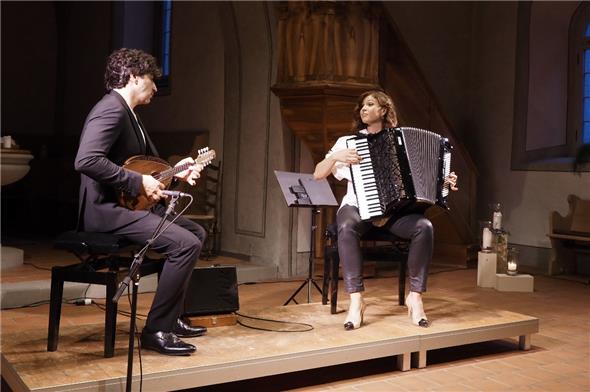 Die Solisten Avi Avital und Ksenija Sidorova begeisterten mit ihrem fantastischen Zusammenspiel auf ihren Instrumenten.