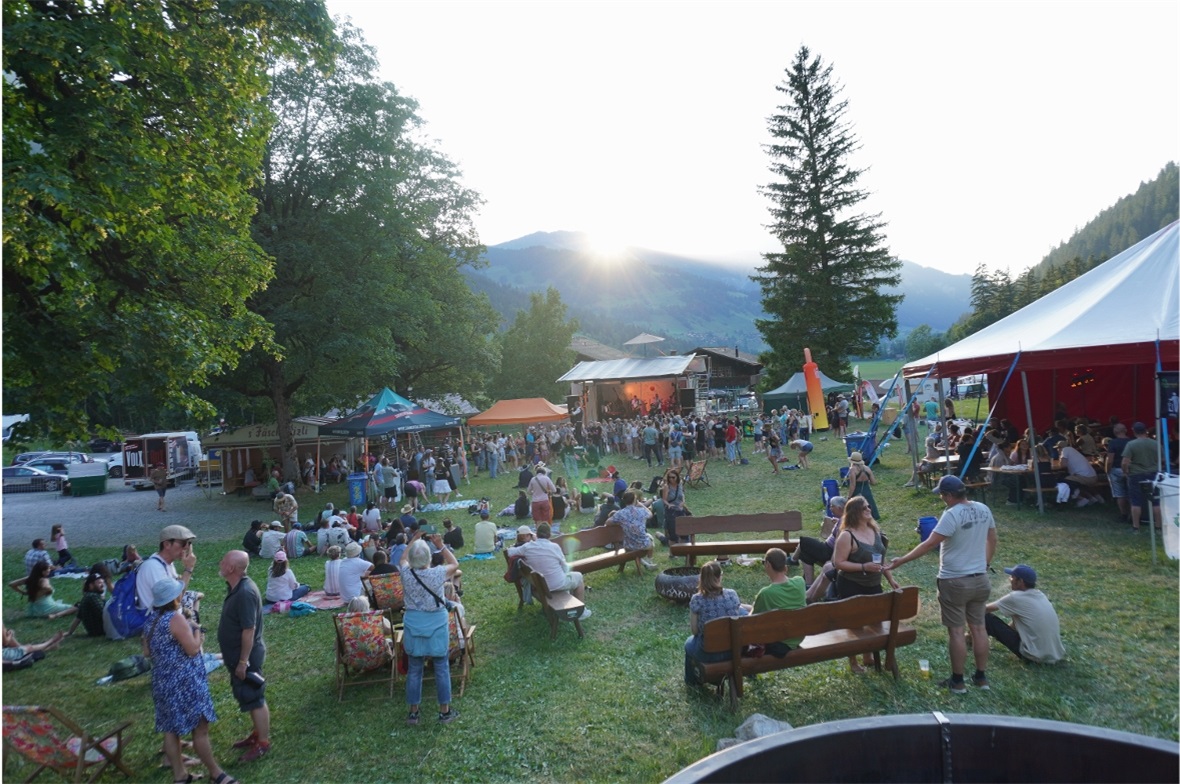 Die Sonne senkte sich über der Obersimmentaler Bergwelt, als VolxRox in die Tast...