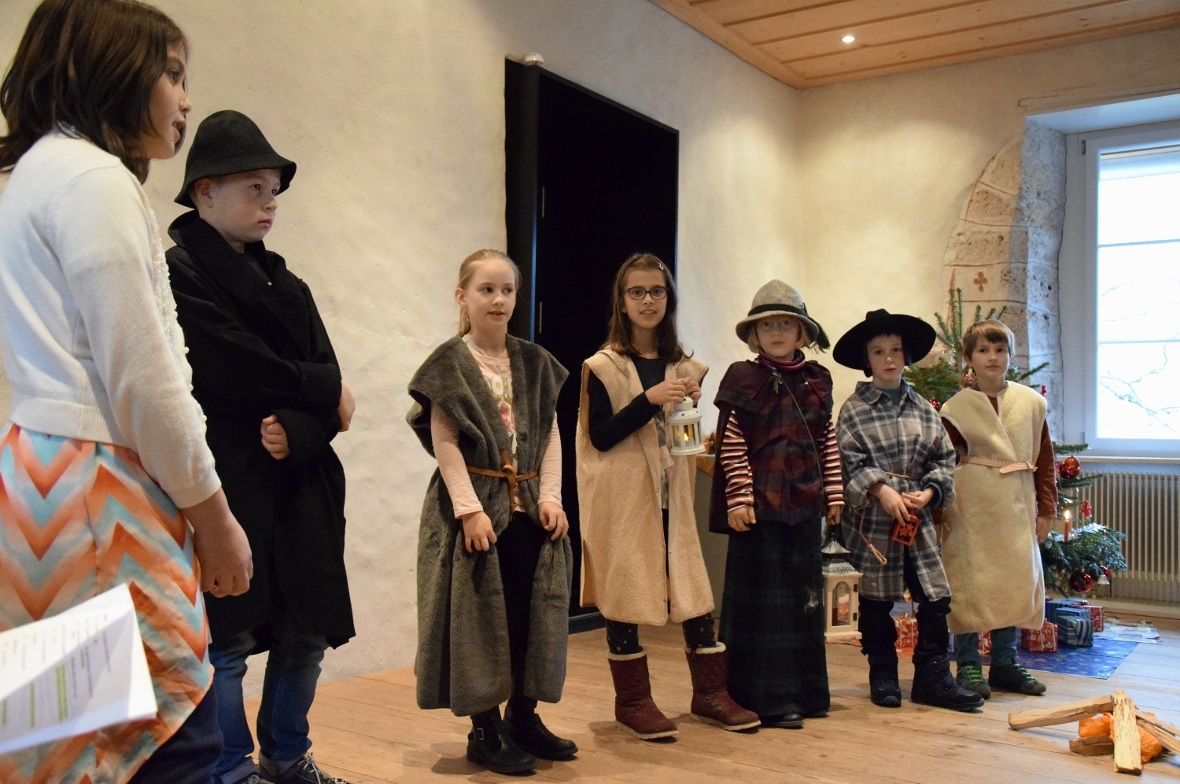 Die Sonntagschüler bei ihrem Weihnachtsspiel.