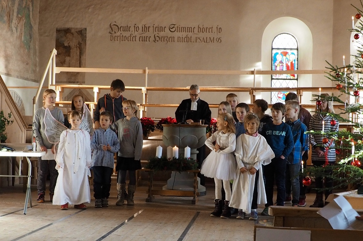 Die Sonntagschülerinnen und -schüler bereicherten den Gottesdienst zum zweiten Advent mit Pfarrer Günter O. Fassbender mit ihrer Aufführung.