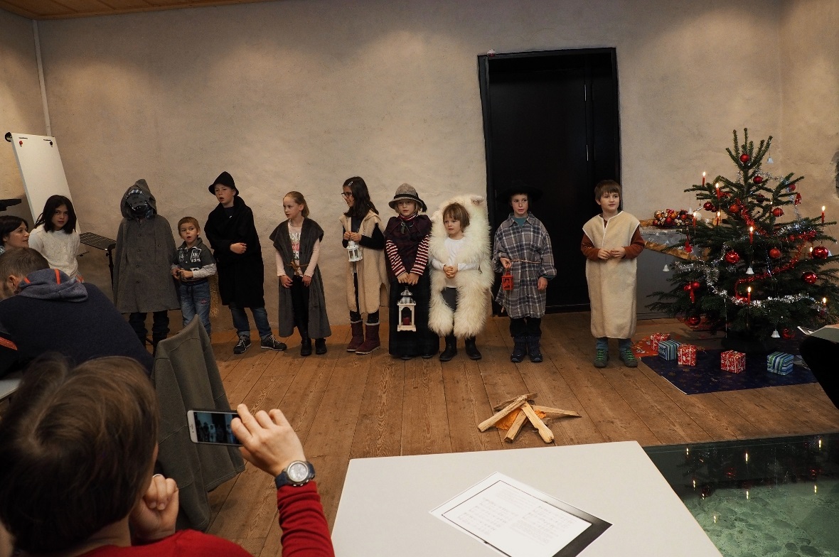 Die Sonntagschülerinnen und -schüler spielen eine ganz andere Weihnachtsgeschich...