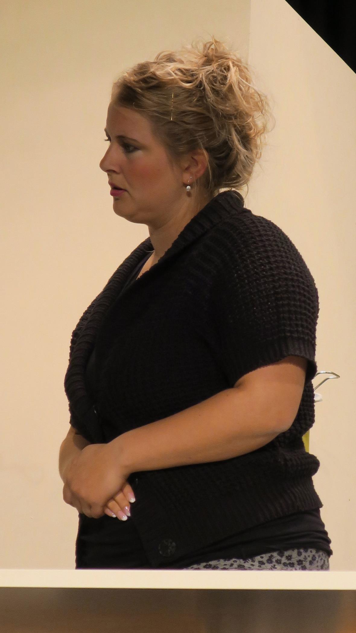 Die Sozialarbeiterin (Sabrina Kurzen) sorgt sich um das Wohl der Patienten.