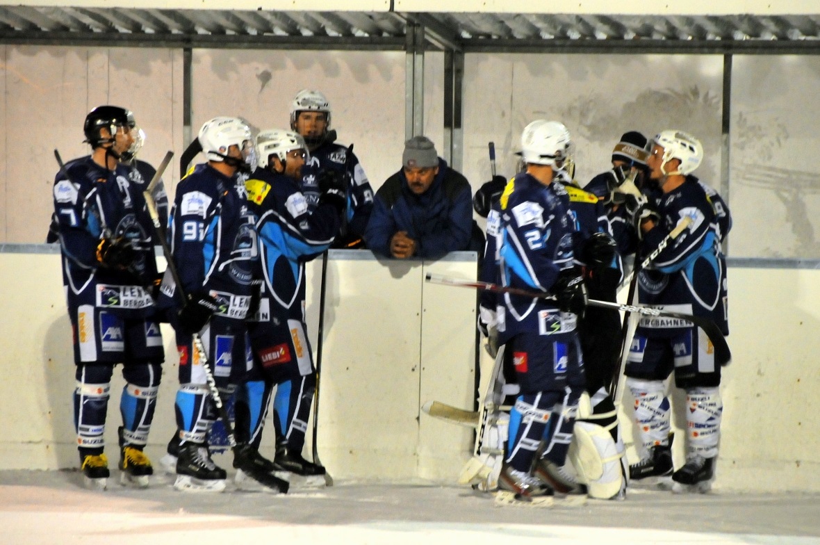 Die Spieler bekommen von Coach Zeller letzte Anweisungen.