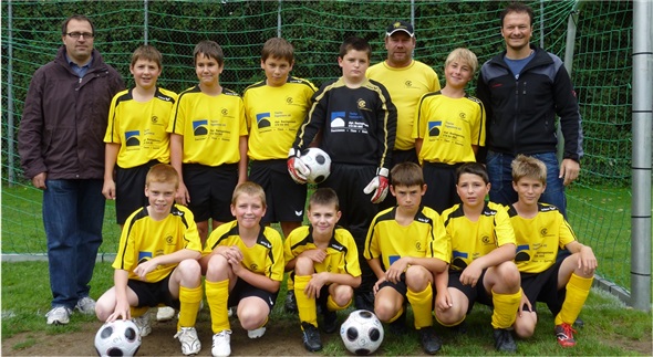 Die Spieler der Junioren Da mit Trainer Peter Rindlisbacher, (hintere Reihe dritter von rechts), flankiert von den Firmenvertretern der Theiler Ingenieure AG (links Thomas Kernen, rechts Richard Spalinger).