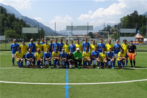 Die Spieler freuen sich über den neuen Kunstrasen.