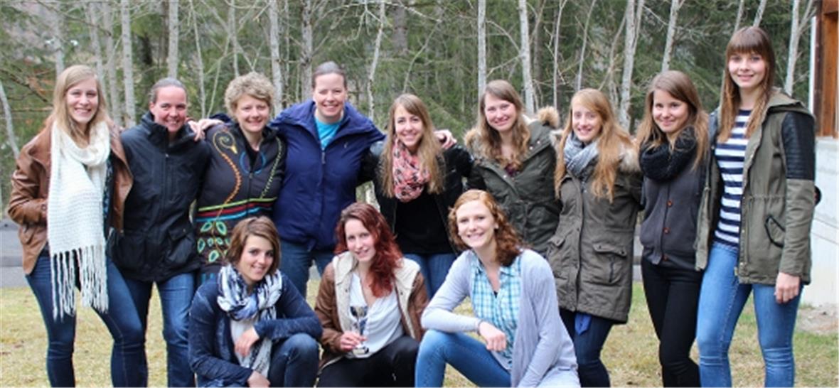 Die Spielerinnen des UHC rotweiss Erlenbach: hintere Reihe: Chantal Hiltbrand, Nathalie Krähenbühl, Sonja Erb, Simone Meyes, Jolanda Iseli, Miriam Erb, Sabrina Blan, Sandra Reber, Tamara Allenbach; vordere Reihe: Bernadette Moor, Barbara Schütz, Andrea Kammer. Es fehlen: Karin Stucki, Katja Brügger.