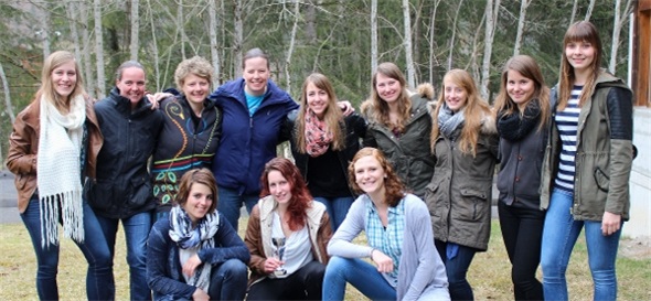 Die Spielerinnen des UHC rotweiss Erlenbach: hintere Reihe: Chantal Hiltbrand, Nathalie Krähenbühl, Sonja Erb, Simone Meyes, Jolanda Iseli, Miriam Erb, Sabrina Blan, Sandra Reber, Tamara Allenbach; vordere Reihe: Bernadette Moor, Barbara Schütz, Andrea Kammer. Es fehlen: Karin Stucki, Katja Brügger.