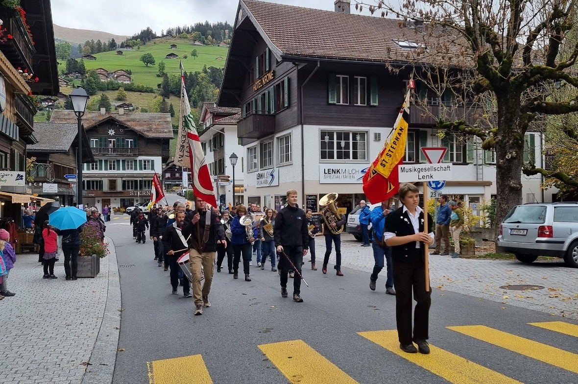 Die Spielgemeinschaft Lenk St. Stephan marschierte an der Spitze des Umzugs an d...