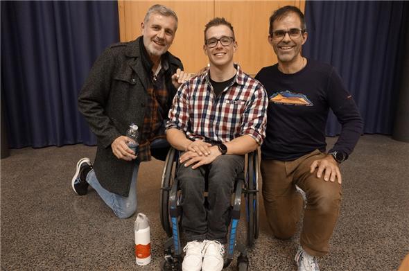 Die Spiezer Handballlegende Martin Rubin zeigte sich von den Leistungen vom Spiezer Handbiker Fabian Recher beeindruckt. Dieser wiederum dankte dem Zweisimmer Pädi Griessen für sein wertvolles «Mittüfteln» am Rennrollstuhl.
