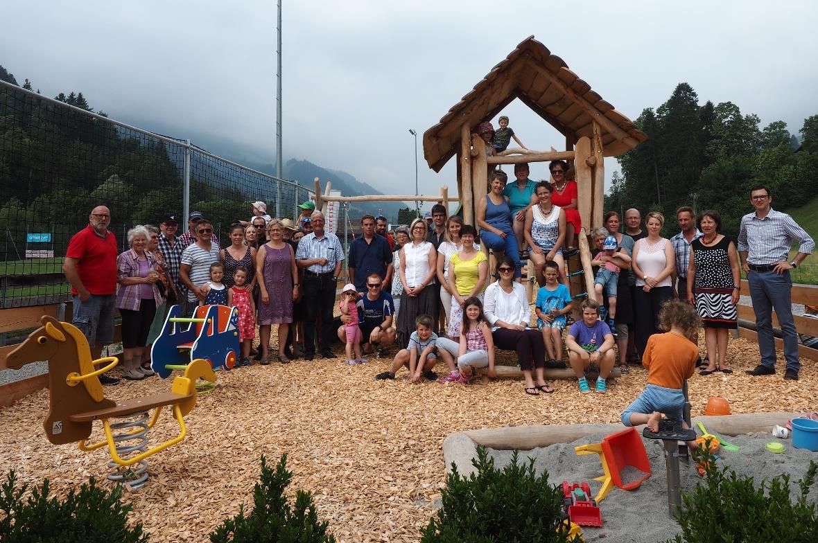 Die Sponsoren freuen sich zusammen mit den Initianten und natürlich den Kindern ...