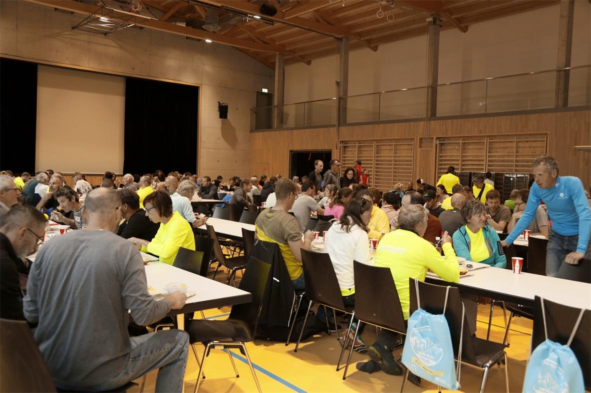 Die Sportler beim Verpflegen