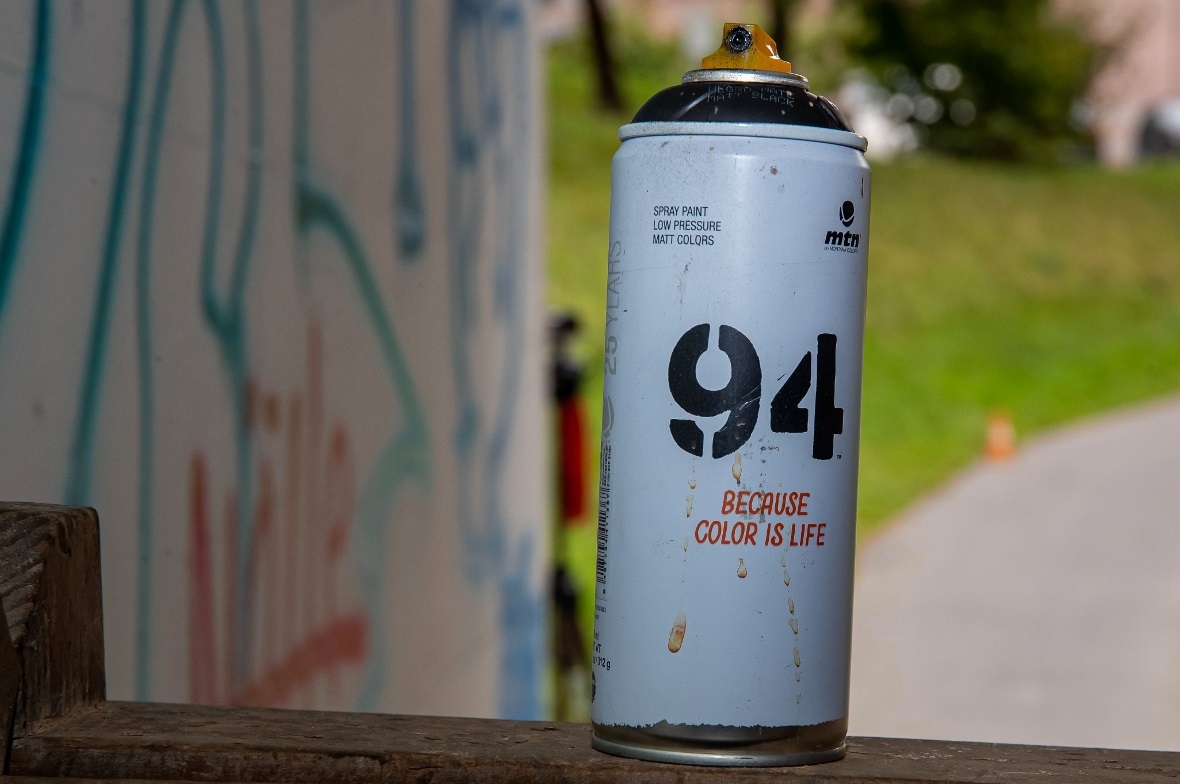 Die Sprühdose als Arbeitsmittel: Die Unterführung hatte es dringend nötig.