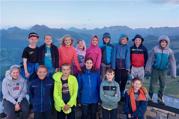 Die St. Stäffner JO-Kids beim Sommerausflug auf dem Gipfel des Rinderbergs.