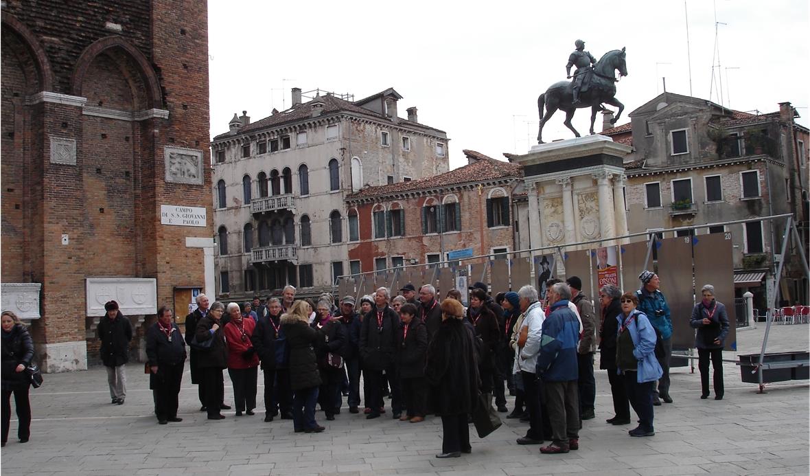 Die Stadtführerin Frau Bofelli erklärt dem Cantate Chor die Schönheiten der Stadt Venedig.