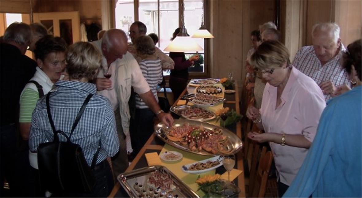 Die Stammgäste genossen den hausgemachten Apéro.