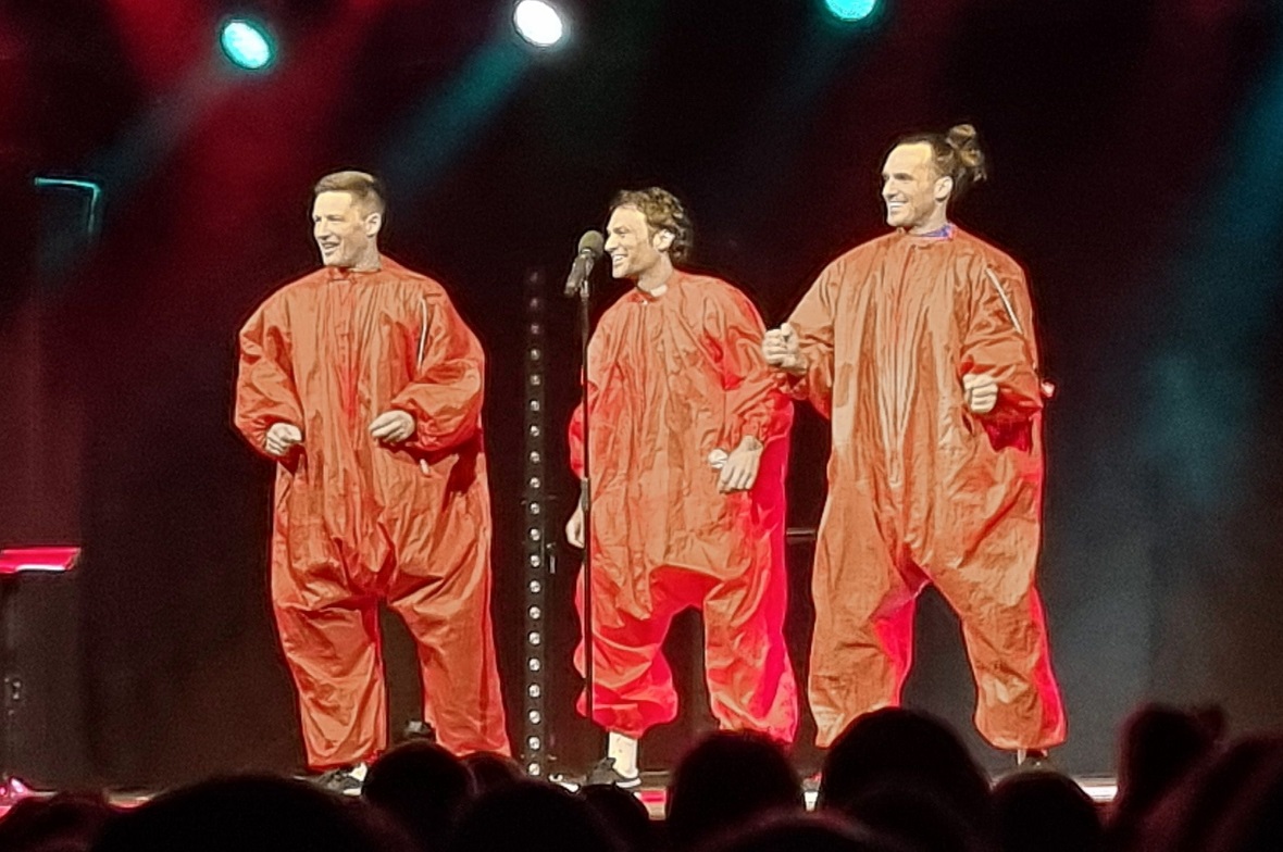 Die Starbugs landeten an der Lenk in roten Jumpsuits. Von links nach rechts: Fäb...