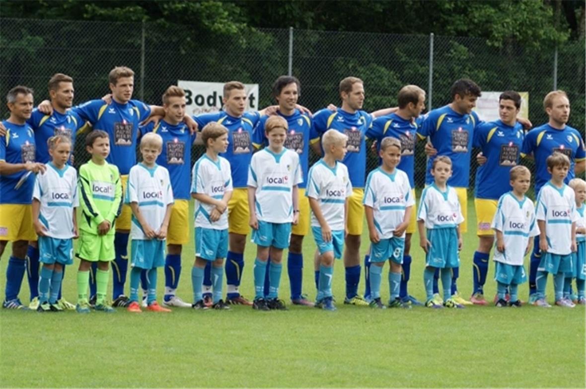 Die Startelf vom FC EDO mit Einlaufkindern.