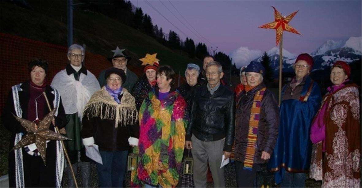 Die Sternsinger besammeln sich vor dem Bahnübergang.