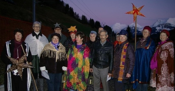 Die Sternsinger besammeln sich vor dem Bahnübergang.