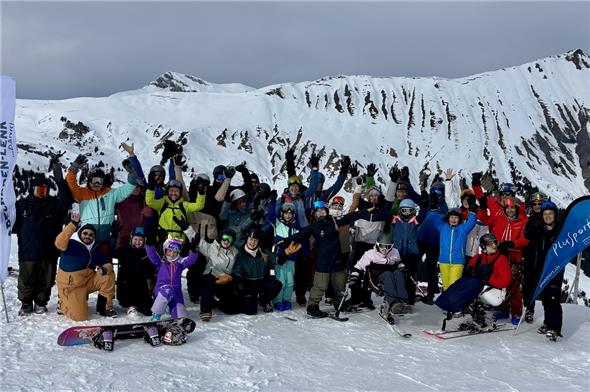 Die Stimmung war ausgelassen und fröhlich. Romy Tschopp (Mittel mit blauer Brille und dunkler Jacke) posierten während des Erlebnis-Skitags am Betelberg für’s Erinnerungsfoto.