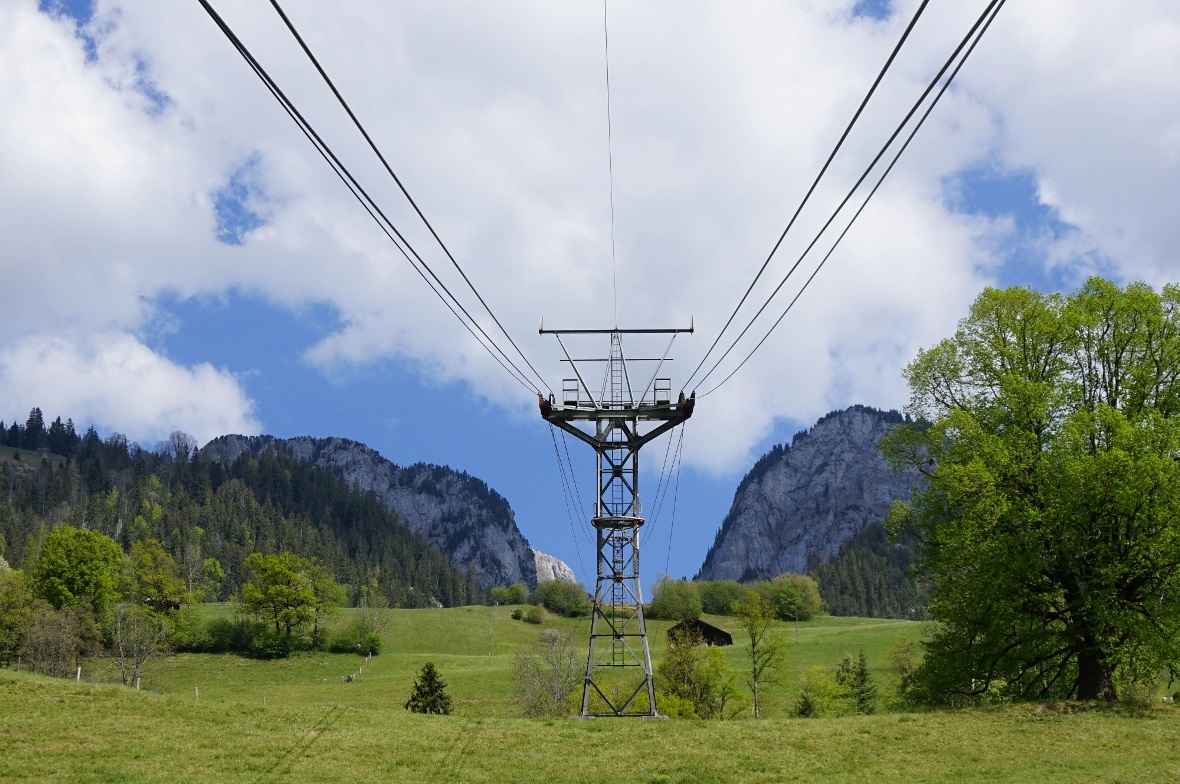 Die Stockhornbahn von der Talstation aus.