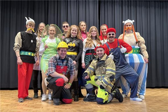 Die Story-Heroes – Gewinnergruppe der Diemtigtaler Fasnacht bei den Erwachsenen. Mit viel Liebe und Freude bauten und dekorierten sie ihren Umzugswagen.
