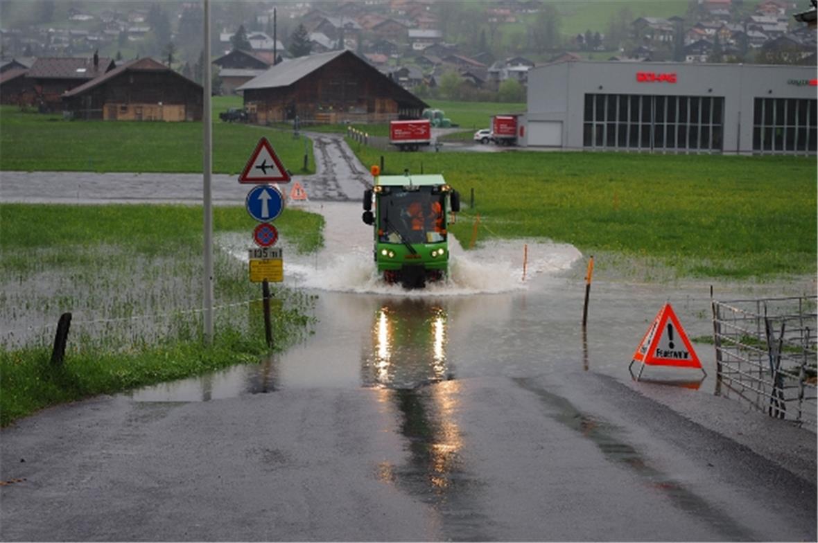 Die Strasse bei der Lischerenbrücke in Zweisimmen konnte gerade noch mit Fahrzeu...