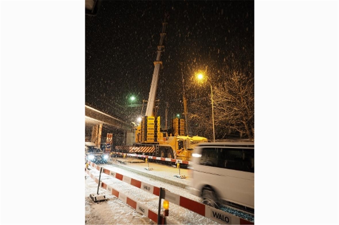 Die Strasse wird während den Abbauarbeiten immer wieder kurz gesperrt.