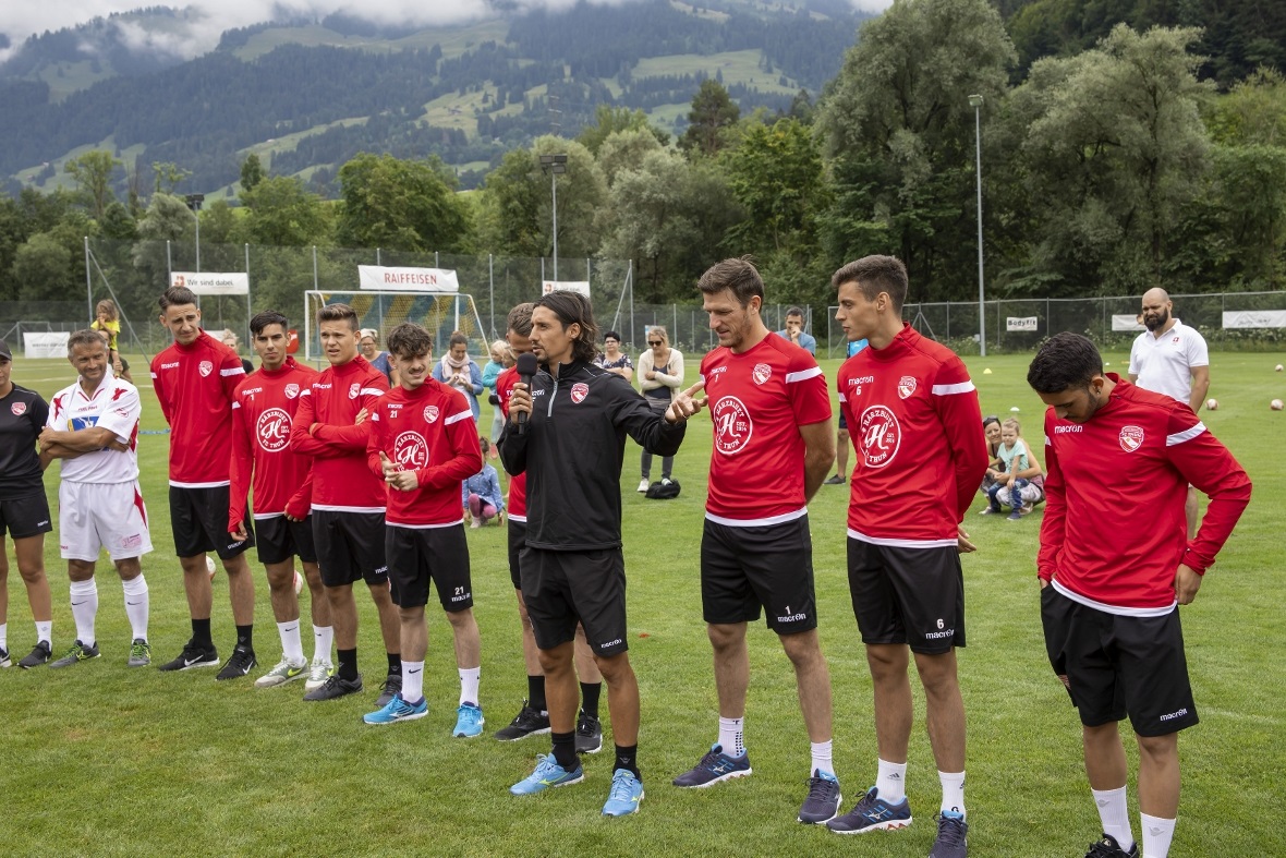 Die Superleagespieler werden im Vorfeld von Nelson Ferreira vorgestellt.
