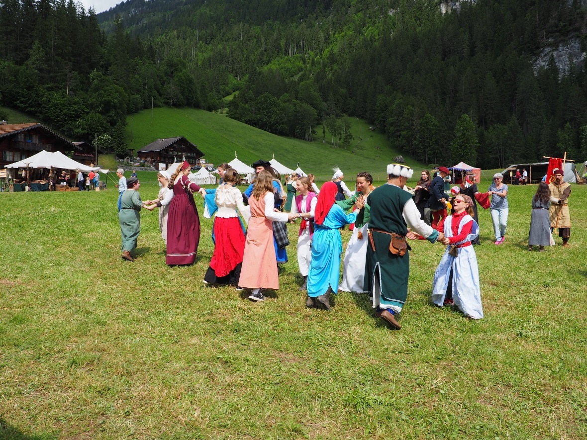 Die Tänzerinnen und Tänzer des Mittelaltervereins Bern forderten die Besucher zu...