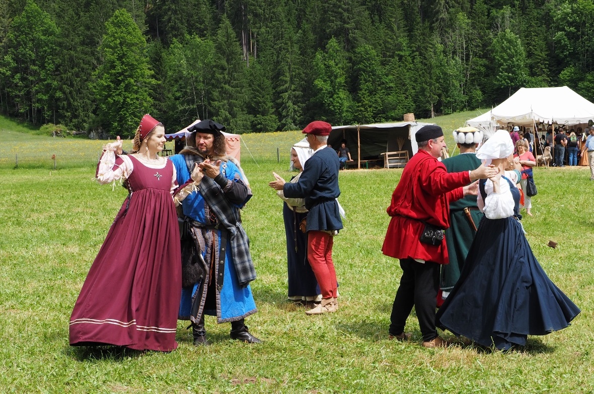 Die Tänzerinnen und Tänzer des Mittelaltervereins Bern forderten die Besucher zu...
