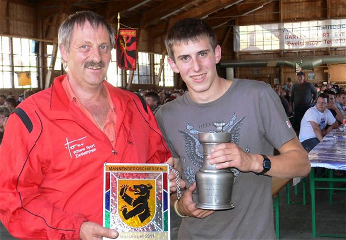 Die Tagessieger am 77. Mannenbergschiessen: Tagessieger Urs Feuz mit dem Jungschützensieger Jean-Paul Perren aus dem Pays d’Enhaut.