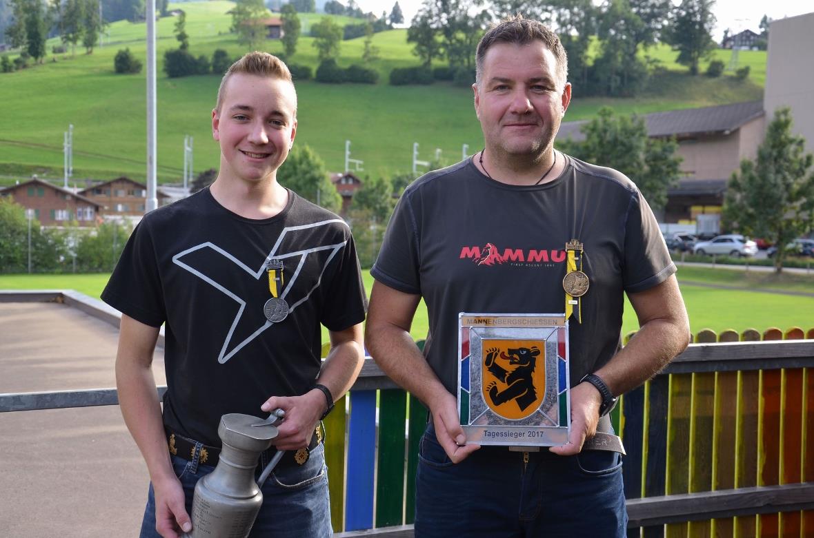 Die Tagessieger am Mannenberg-Schiessen: Roland Perren (rechts) mit dem Maximum ...