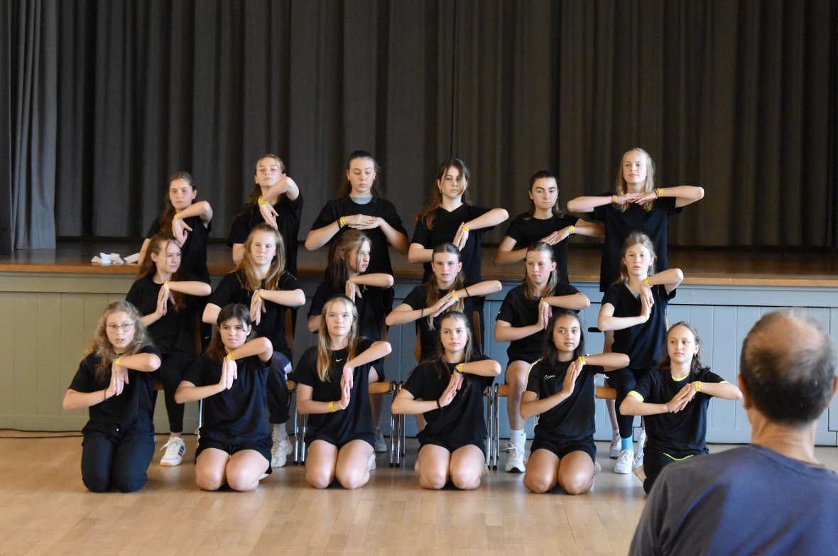 Die Tanzgruppe Drop Out von der Schule Längenstein Spiez brachte viel Bewegung auf die Bühne.