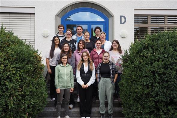 Die Teams von beiden Standorten am Sommerfest: oben Carlo von Siebenthal, Kitaleiter und Geschäftsführer Daniel Fankhauser, Nils Klossner, (2. Reihe von links) Saira von Siebenthal, Laetitia Felix, Naomi Bytyqi Brunner, Regula Niederhauser, (3. Reihe von links) Elena Humm, Michaela Zbären, Pia Merkel, Andrea Rauber sowie vorne Bettina Rast, Laura Wampfler und Christelle Buchs (Sabrina Kunz fehlt).