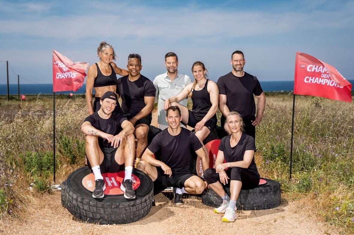 Die Teilnehmenden der 3. Staffel «Champion der Champions». Vorne: Kevin Lötscher (Eishockey), Sieger Carlo Janka (Ski), Tanja Frieden (Snowboard); hinten: Anita Weyermann (Mittelstreckenlauf), Sergei Aschwanden (Judo), Moderator Lukas Studer, Petra Klingler (Klettern) sowie Kilian Wenger (Schwingen).