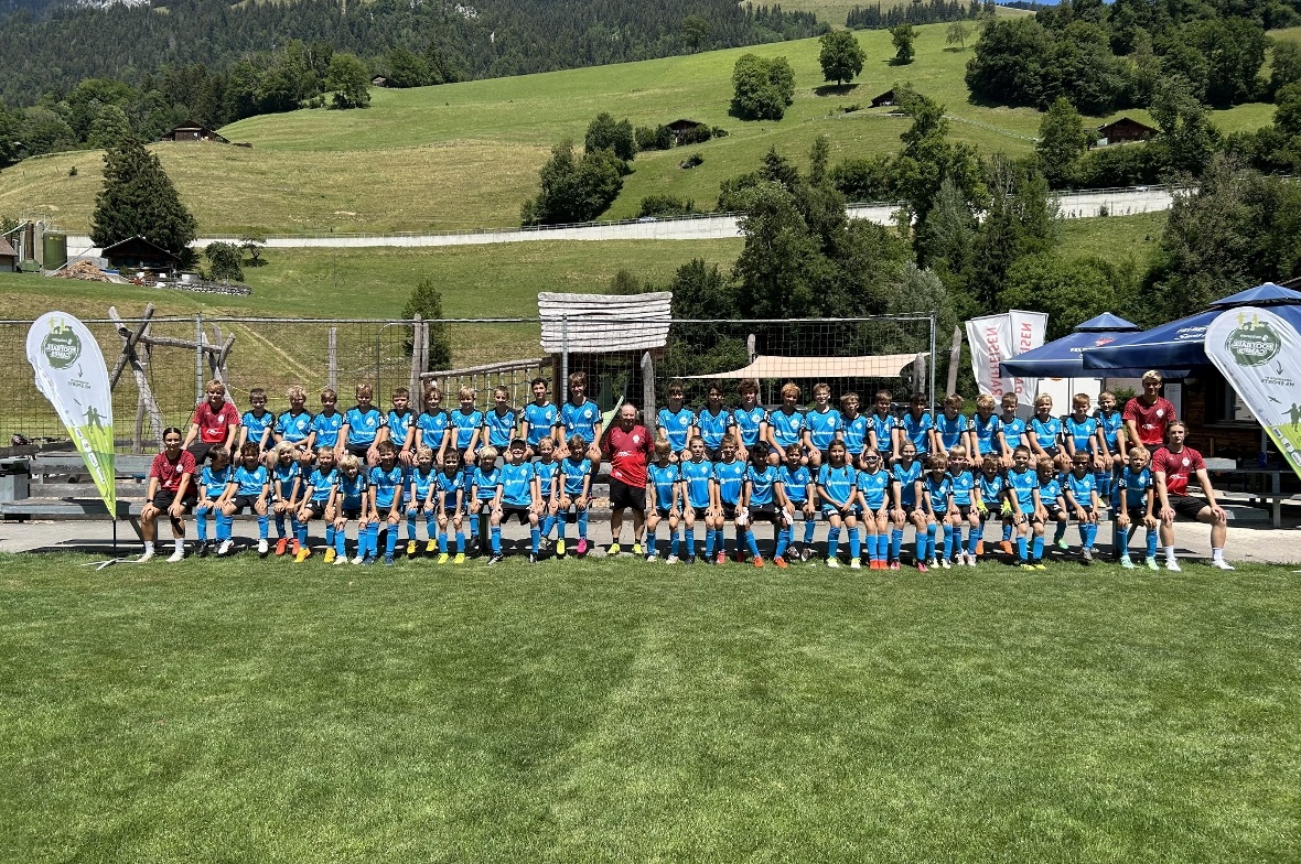 Die Teilnehmenden des Fussballcamps in Erlenbach.