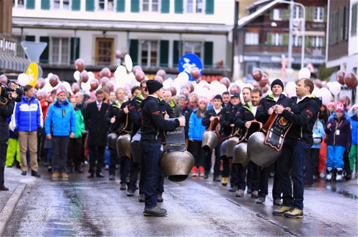 Die Teilnehmer auf dem Weg vom Bahnhof zur Eröffnungsfeier.