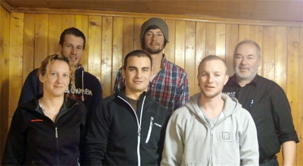 Die Teilnehmer der Gründungsversammlung: Hinten v.l.n.r.: Patrick Bauer (Gründungsmitglied, Zweisimmen Tourismus), David Schürch (Sekretär), Roland Grüter (Beisitzer, Bergbahnen Destination Gstaad); Vorne vlnr: Susanne Feuz (Kassier), Martin Feuz (Präsident), Markus Feller (Vize-Präsident).