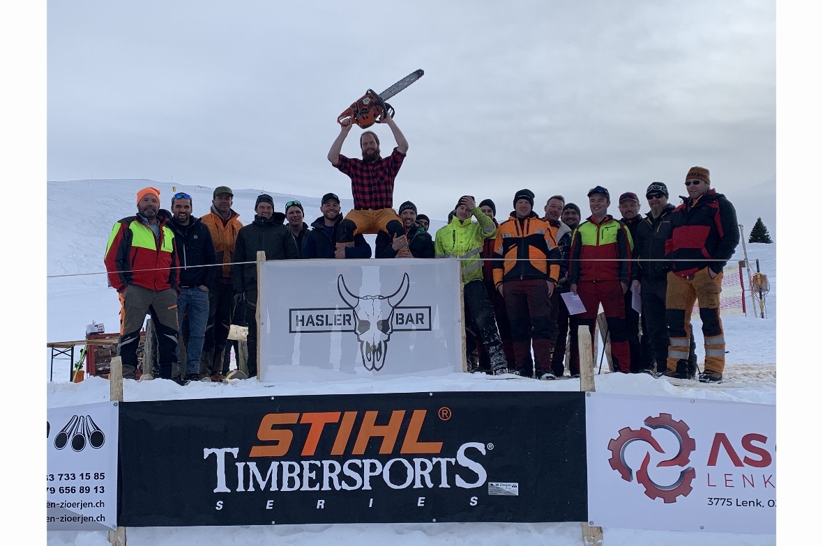 Die Teilnehmer des Timbersport-Wettkampfs bei der Haslerbar: In Sven Klossner wu...