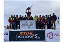 Die Teilnehmer des Timbersport-Wettkampfs bei der Haslerbar: In Sven Klossner wu...