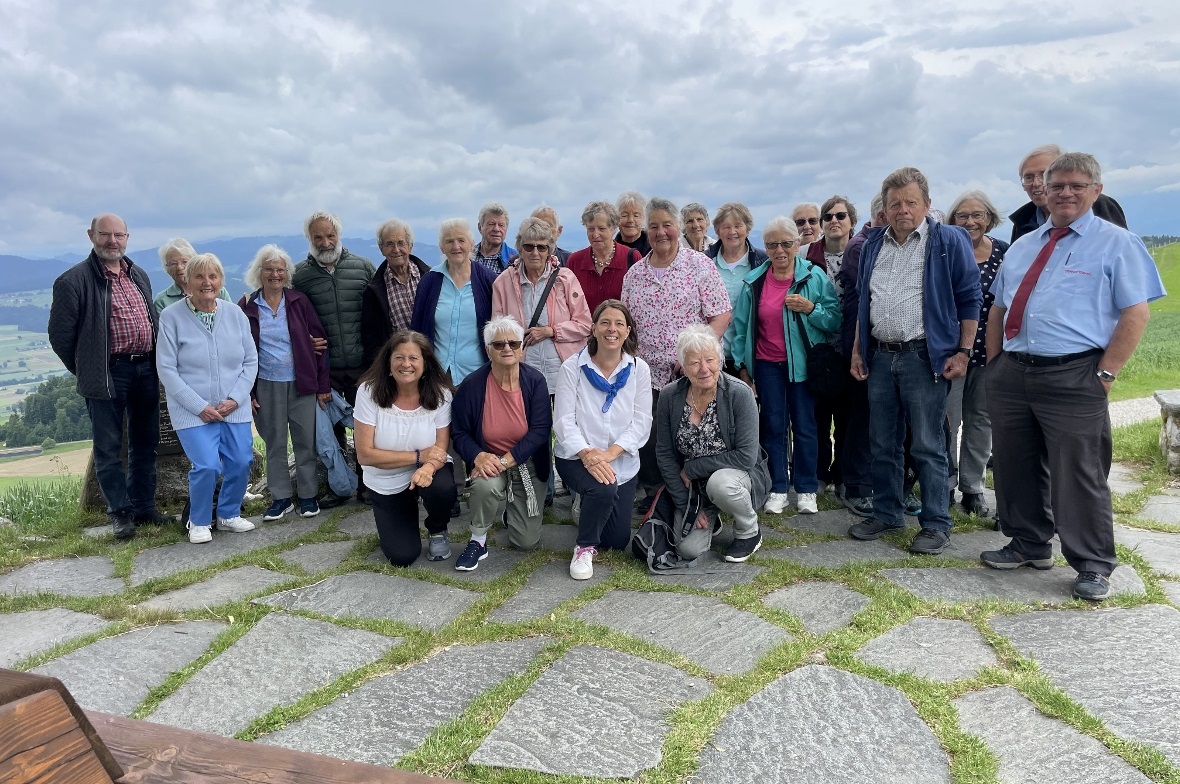 Seniorenausflug des Frauenvereins Die Teilnehmerinnen und Teilnehmer der Seniorenreise auf dem Belpberg.