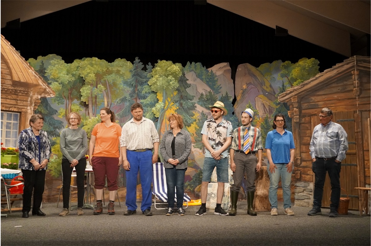 Die Theatergruppe der MGZ von links: Souffleuse Elsbeth Zeller, Monika Müller (M...