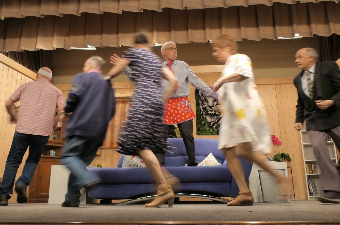 Die Theatergruppe der Musikgesellschaft Lenk in Action.