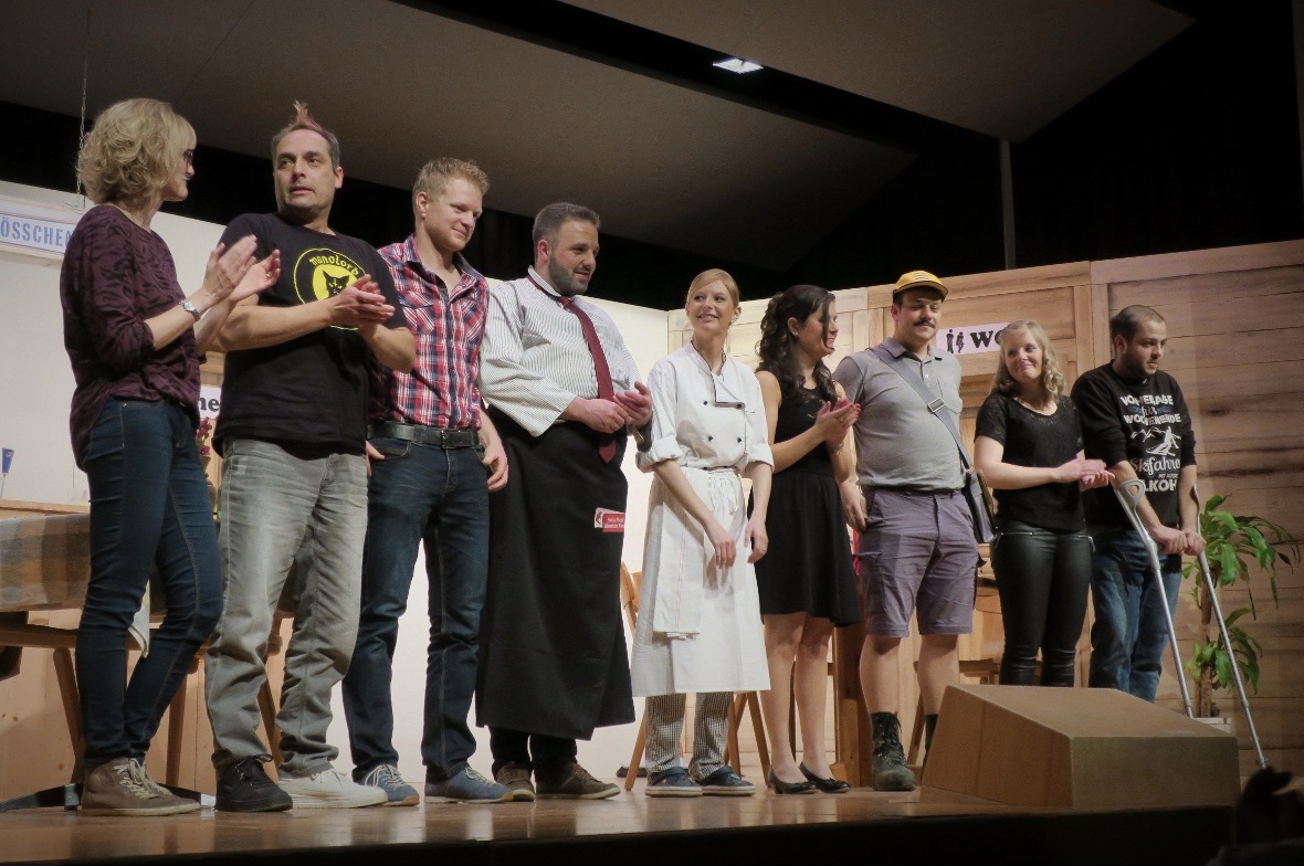Die Theatergruppe erntete einen langen Applaus und einige tupften sich im Publikum eine Lach-Träne vom Gesicht.