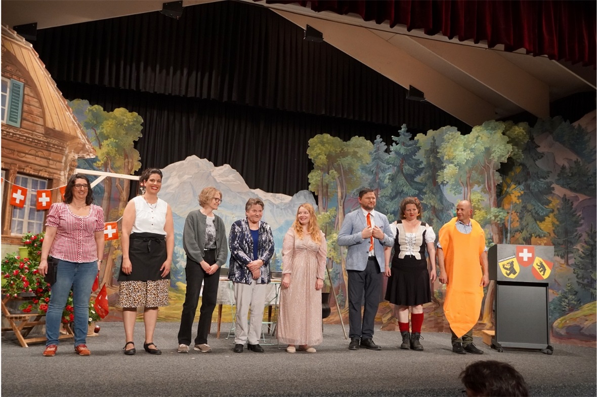 Die Theatergruppe, von links: Christa Schmocker, Madlaina Caviezel, Monika Mülle...