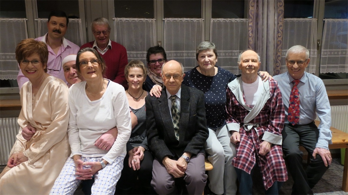 Die Theatergruppe vor dem Auftritt.